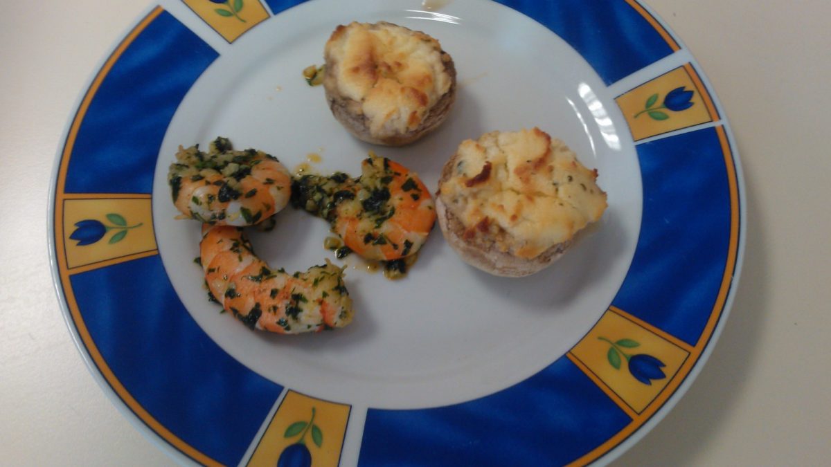 CHAMPIGNONS GARNIS AU BOURSIN ET CREVETTES SAUTEES A L’AIL